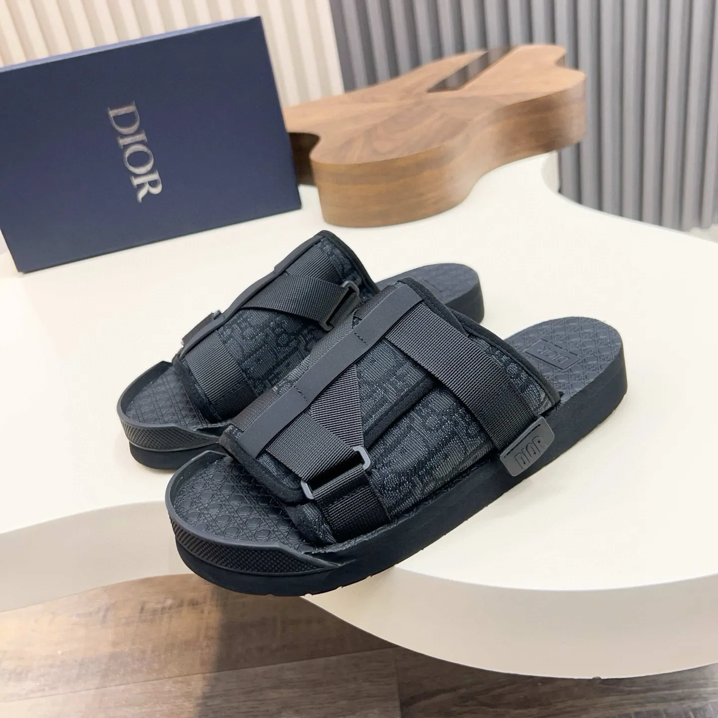 Factory price: 280💰Dior Alias ​​men's leather slippers. This Alias ​​sandal is a new summer product, showing a casual and elegant style. Carefully crafted from grained cow leather and Oblique printed fabric, with cowhide lining! Cross-strap design with metal-clad brass CD Diamond logo. The imported cowhide leather and rubber sole adds sophistication and comfort, while Oblique print-effect anti-slip panels add style. Size: 38-44 (45 customized)